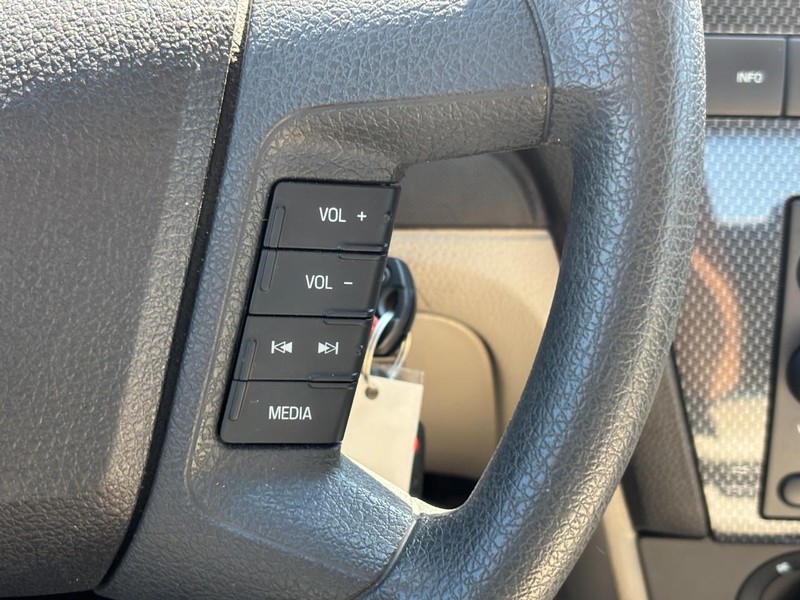 Ford Fusion Vehicle Full-screen Gallery Image 19
