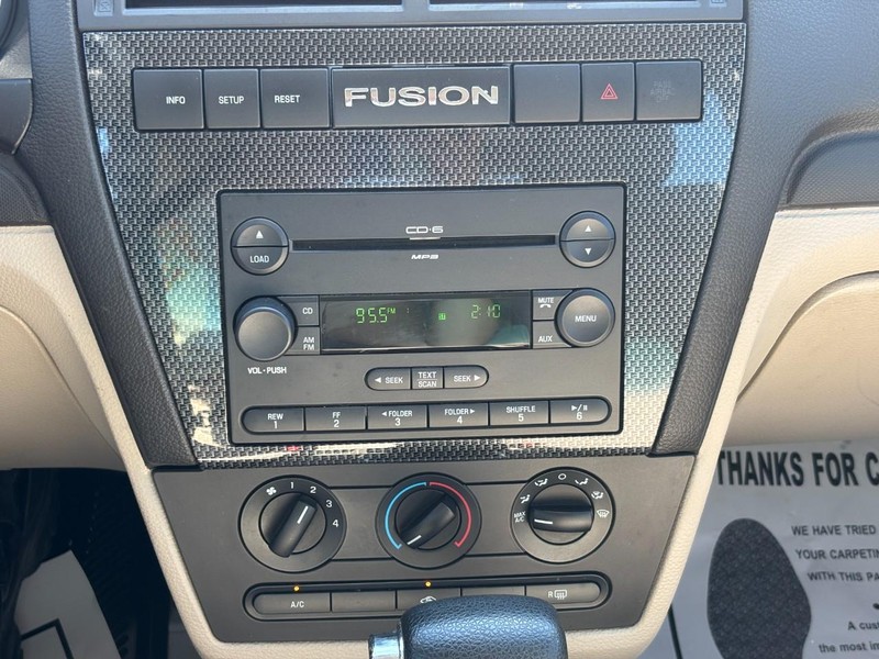 Ford Fusion Vehicle Full-screen Gallery Image 21