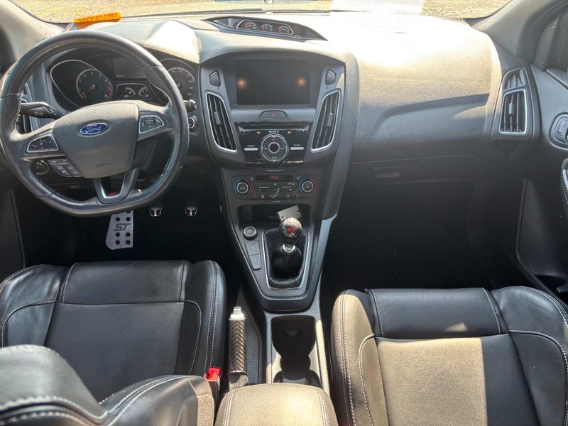 Ford Focus Vehicle Image 14