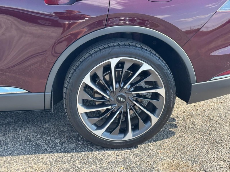 Lincoln Aviator Vehicle Image 11