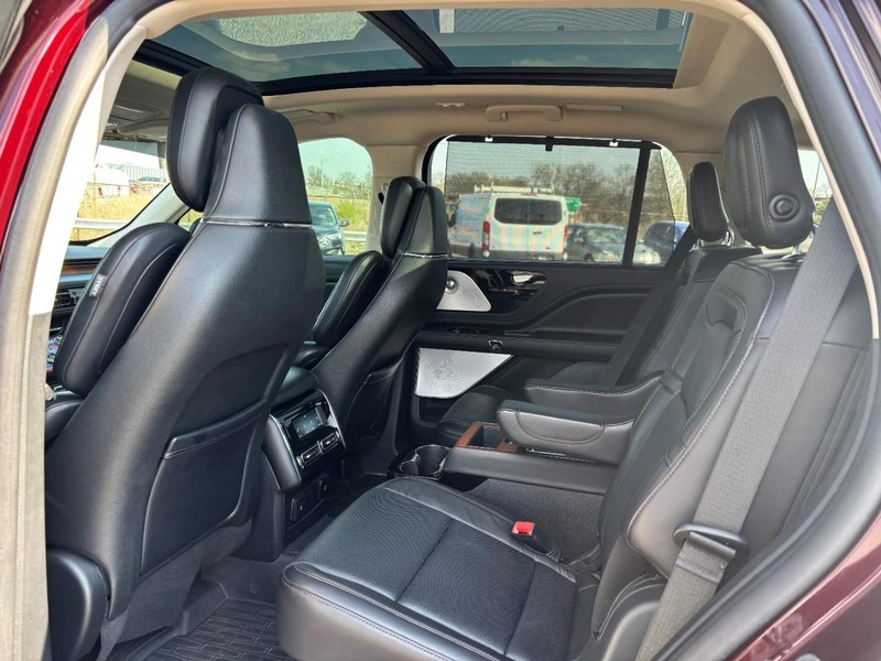 Lincoln Aviator Vehicle Image 13