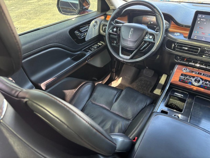 Lincoln Aviator Vehicle Image 14