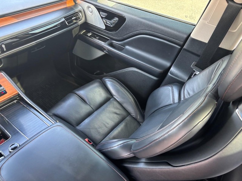 Lincoln Aviator Vehicle Image 16