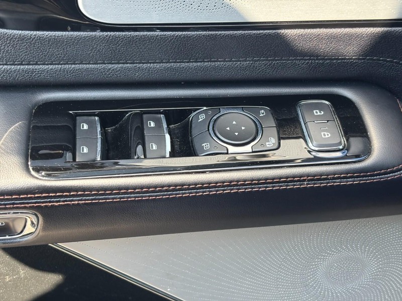 Lincoln Aviator Vehicle Image 18