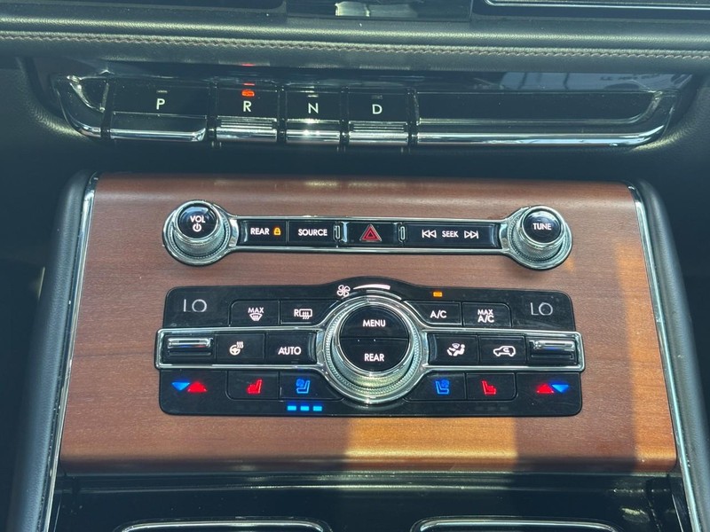 Lincoln Aviator Vehicle Image 25