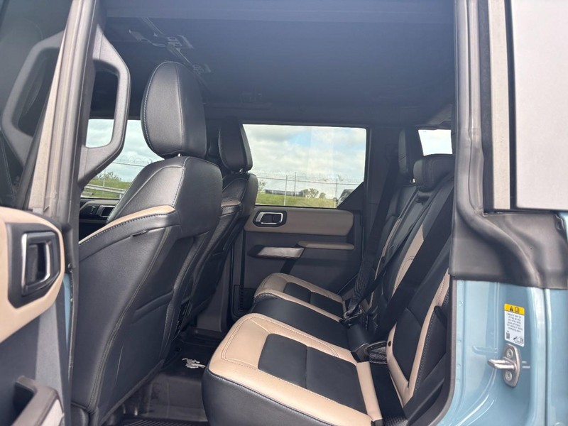 Ford Bronco Vehicle Full-screen Gallery Image 12