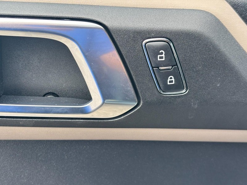 Ford Bronco Vehicle Full-screen Gallery Image 17