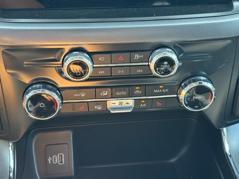 Ford F-150 Vehicle Full-screen Gallery Image 25