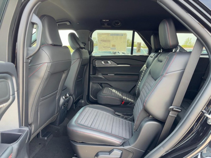 Ford Explorer Vehicle Full-screen Gallery Image 13