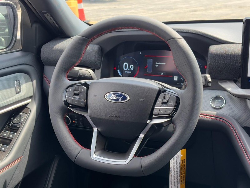 Ford Explorer Vehicle Full-screen Gallery Image 15