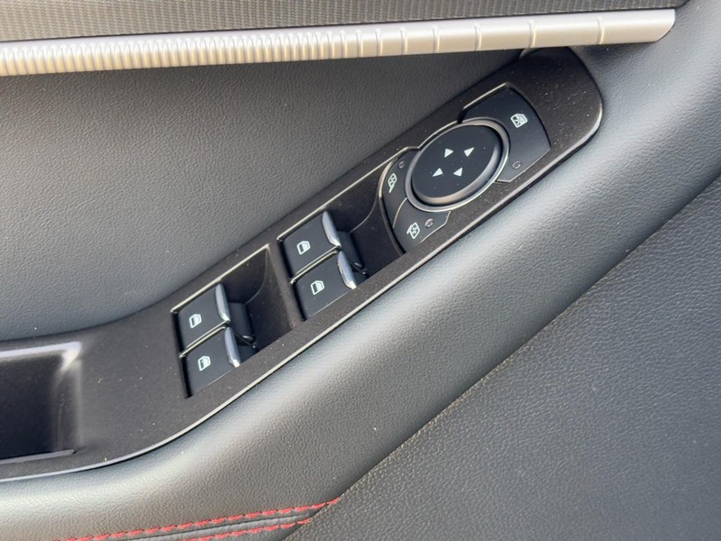 Ford Explorer Vehicle Full-screen Gallery Image 19