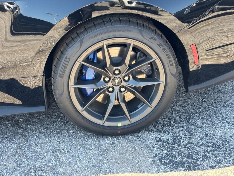 Ford Mustang Vehicle Full-screen Gallery Image 11