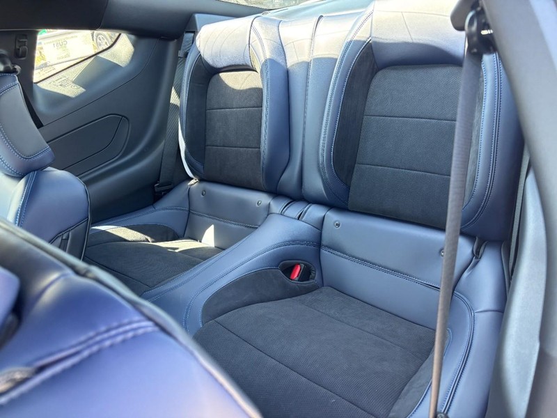 Ford Mustang Vehicle Full-screen Gallery Image 12