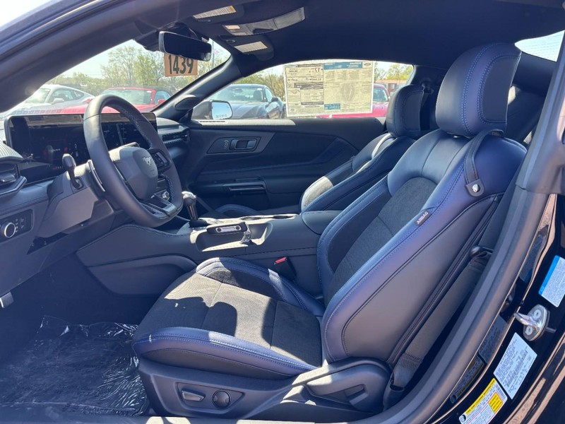 Ford Mustang Vehicle Full-screen Gallery Image 13