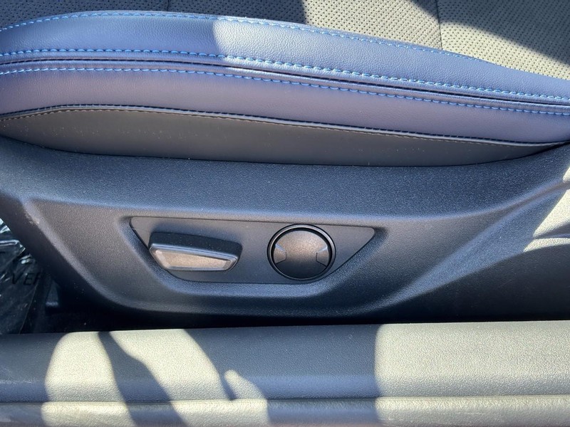 Ford Mustang Vehicle Full-screen Gallery Image 14