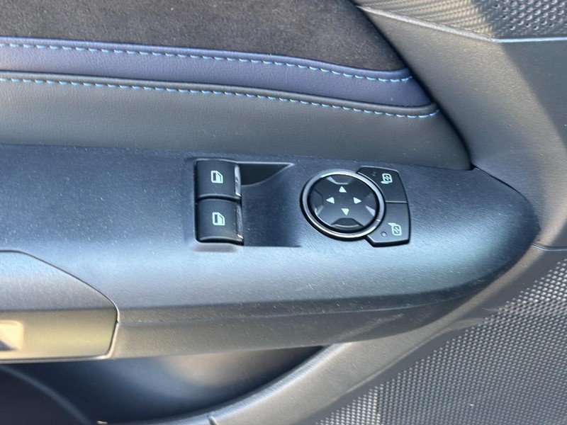 Ford Mustang Vehicle Full-screen Gallery Image 15