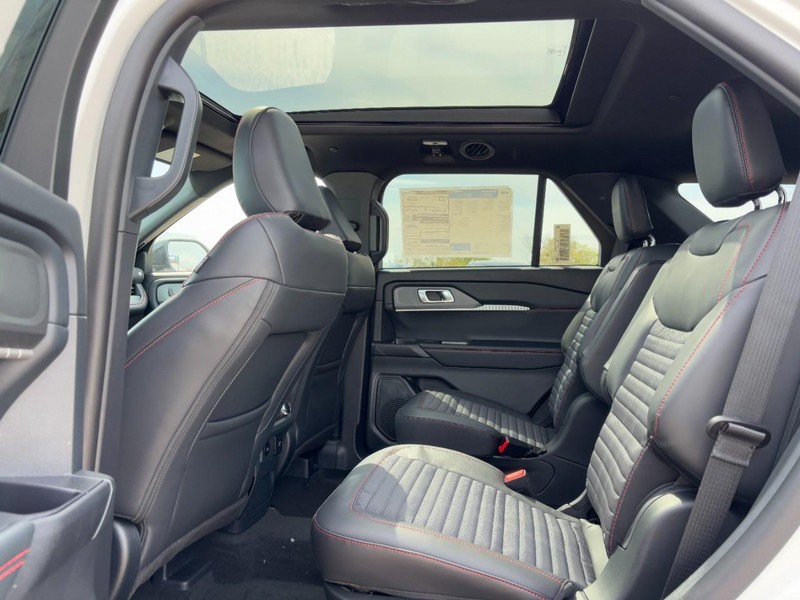 Ford Explorer Vehicle Full-screen Gallery Image 13