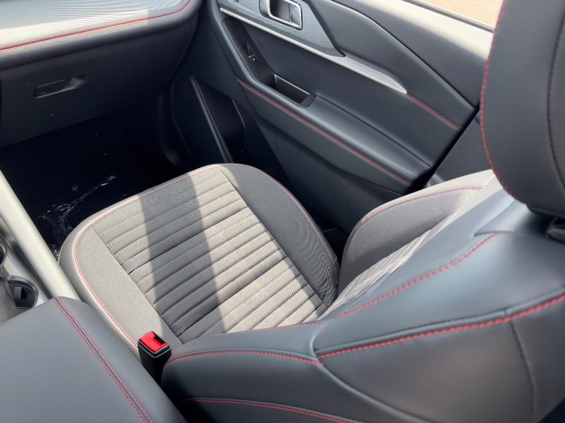 Ford Explorer Vehicle Full-screen Gallery Image 17