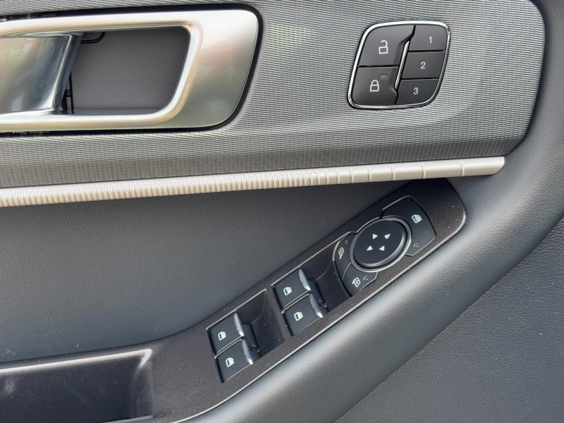 Ford Explorer Vehicle Full-screen Gallery Image 19