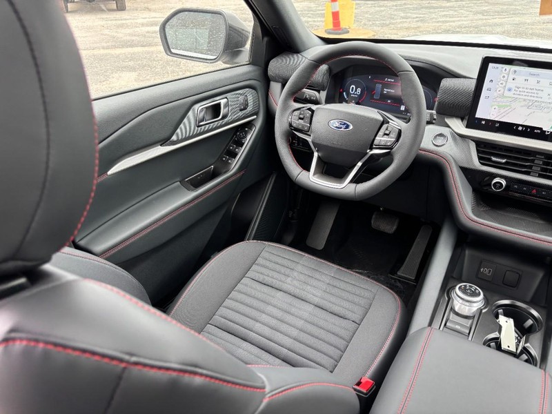 Ford Explorer Vehicle Image 14