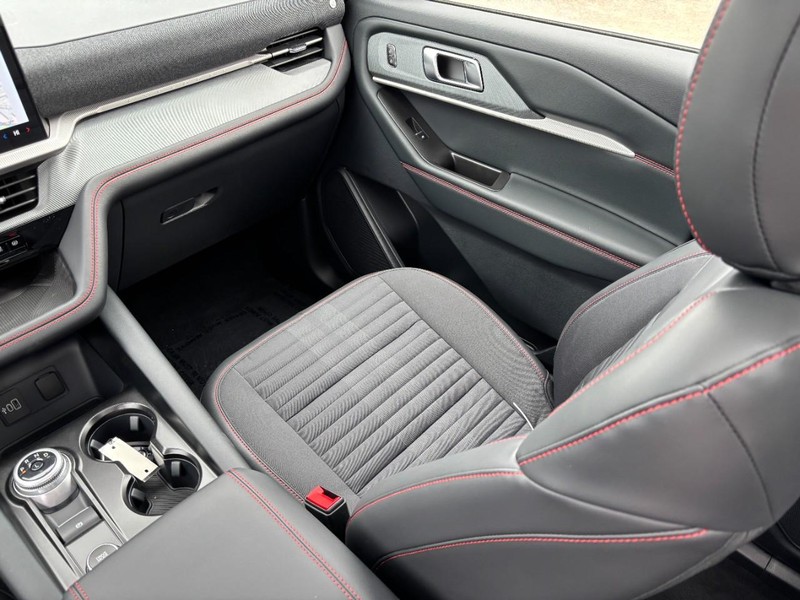 Ford Explorer Vehicle Image 16