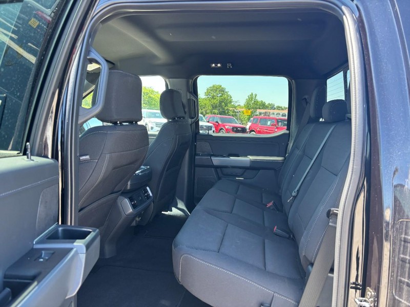 Ford F-150 Vehicle Full-screen Gallery Image 12