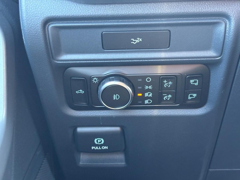 Ford F-150 Vehicle Full-screen Gallery Image 18