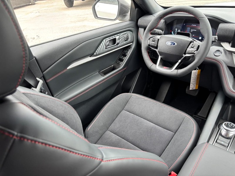 Ford Explorer Vehicle Image 14