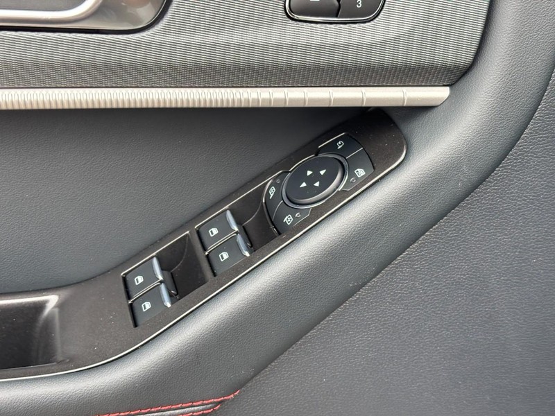 Ford Explorer Vehicle Image 18