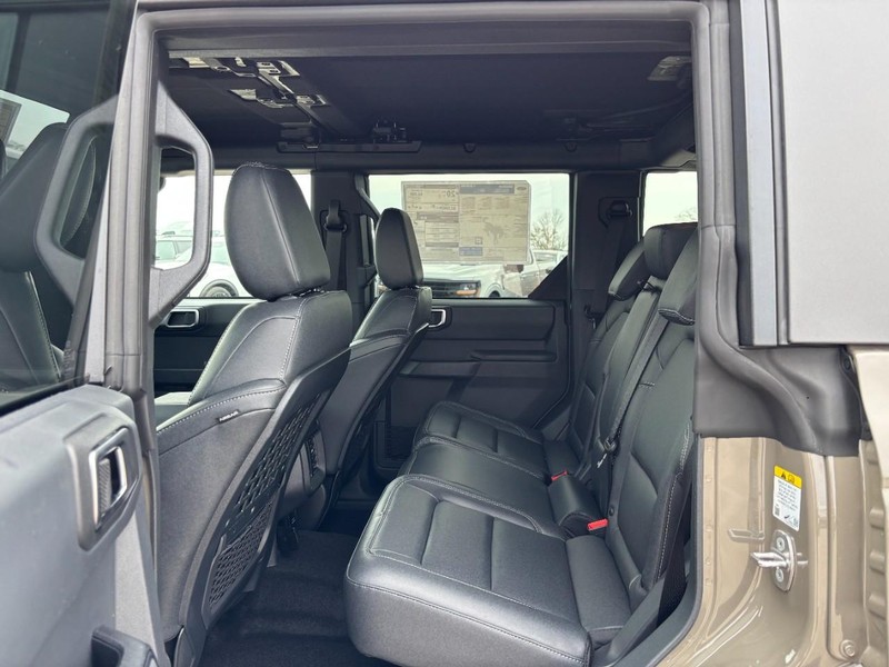 Ford Bronco Vehicle Full-screen Gallery Image 12