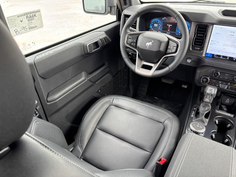 Ford Bronco Vehicle Full-screen Gallery Image 13