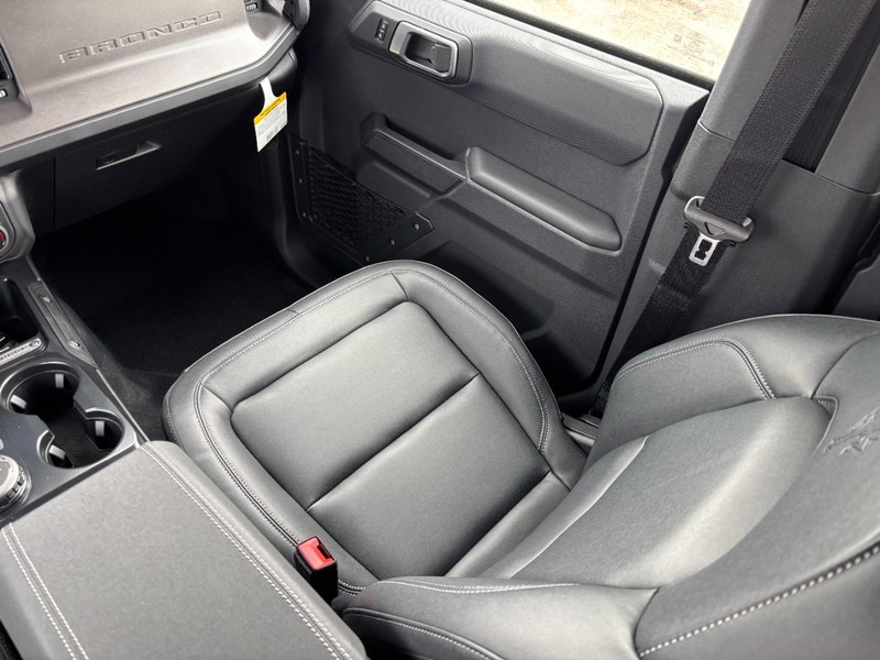 Ford Bronco Vehicle Full-screen Gallery Image 15