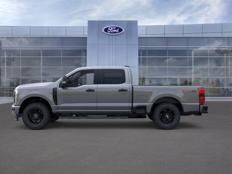 Ford Super Duty F-250 SRW Vehicle Full-screen Gallery Image 04