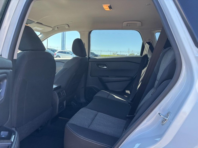 Nissan Rogue Vehicle Image 12