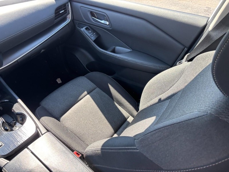 Nissan Rogue Vehicle Image 15