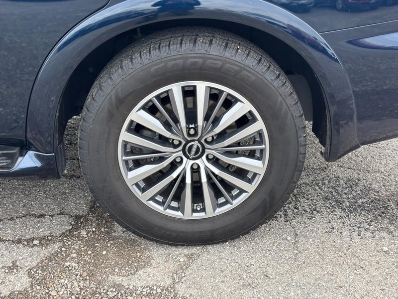 Nissan Armada Vehicle Full-screen Gallery Image 11