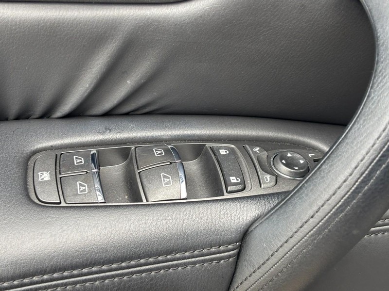 Nissan Armada Vehicle Full-screen Gallery Image 19