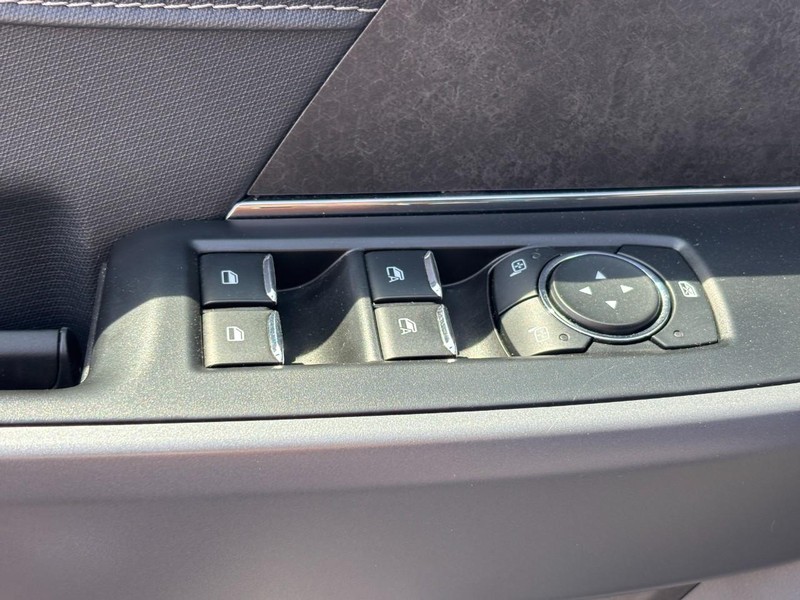 Ford F-150 Vehicle Full-screen Gallery Image 17
