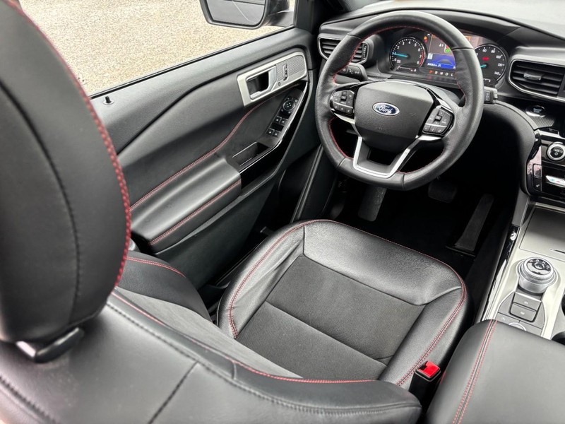 Ford Explorer Vehicle Image 14