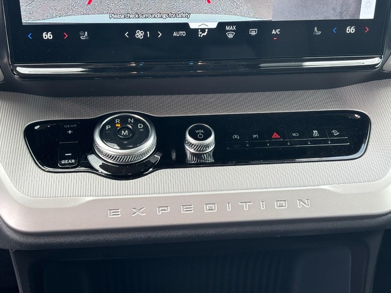 Ford Expedition Max Vehicle Full-screen Gallery Image 26