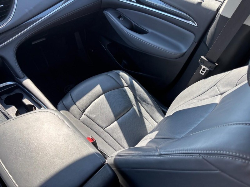 Buick Enclave Vehicle Image 16