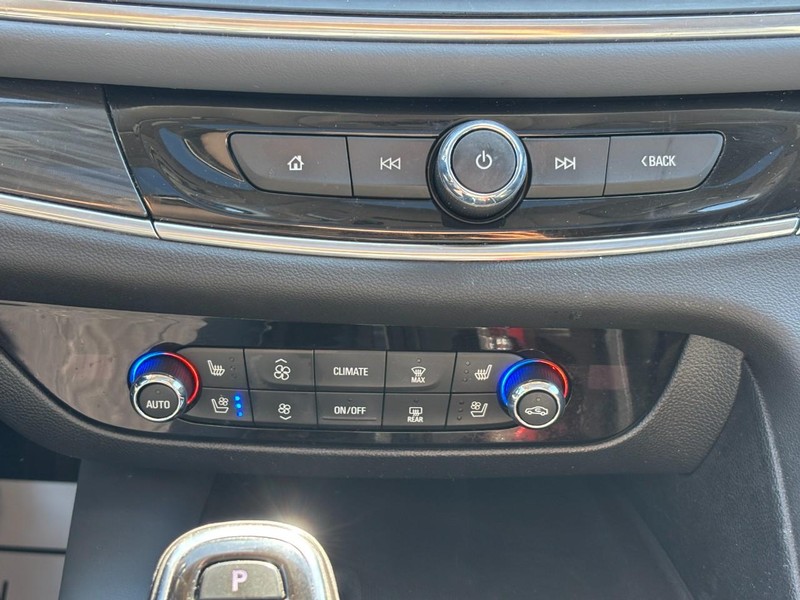 Buick Enclave Vehicle Image 25