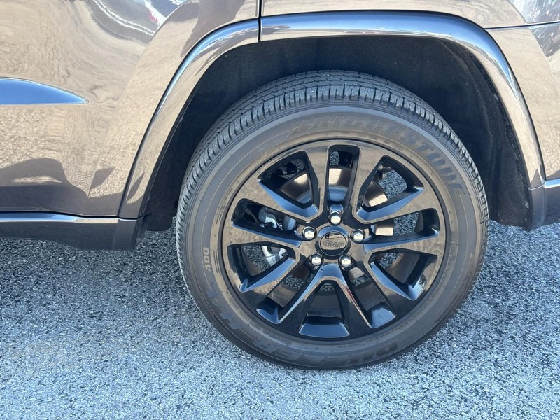 Jeep Grand Cherokee Vehicle Full-screen Gallery Image 11