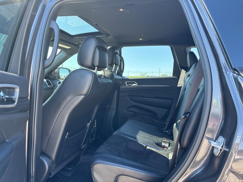 Jeep Grand Cherokee Vehicle Full-screen Gallery Image 12