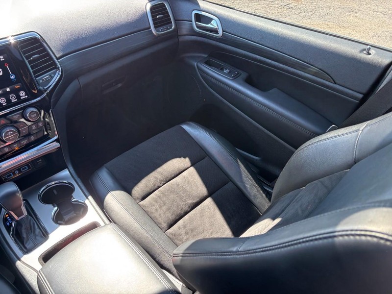 Jeep Grand Cherokee Vehicle Full-screen Gallery Image 15