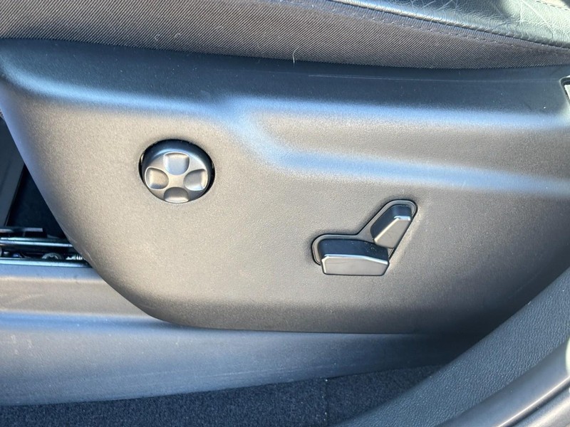 Jeep Grand Cherokee Vehicle Full-screen Gallery Image 16