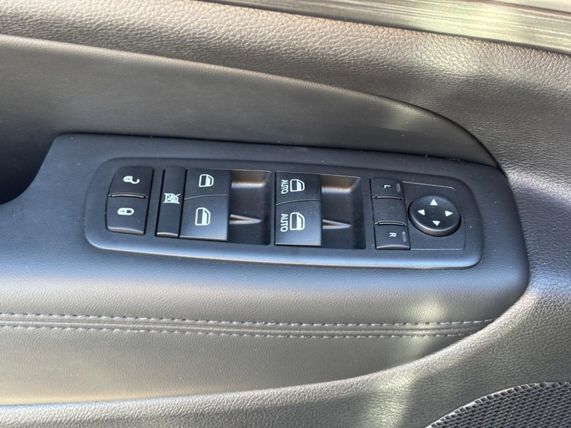 Jeep Grand Cherokee Vehicle Full-screen Gallery Image 17