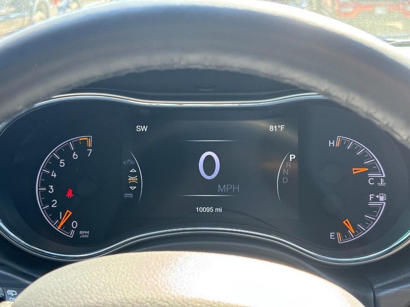 Jeep Grand Cherokee Vehicle Full-screen Gallery Image 20