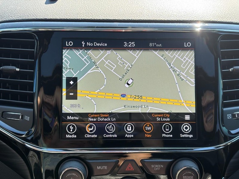 Jeep Grand Cherokee Vehicle Full-screen Gallery Image 22