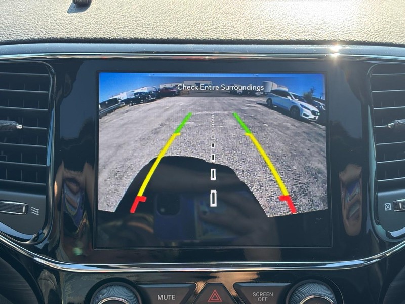 Jeep Grand Cherokee Vehicle Full-screen Gallery Image 23